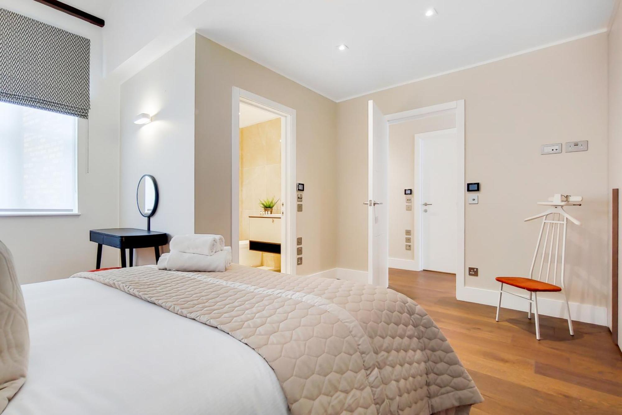 The Borough Collection Near Bridge And Borough Market *