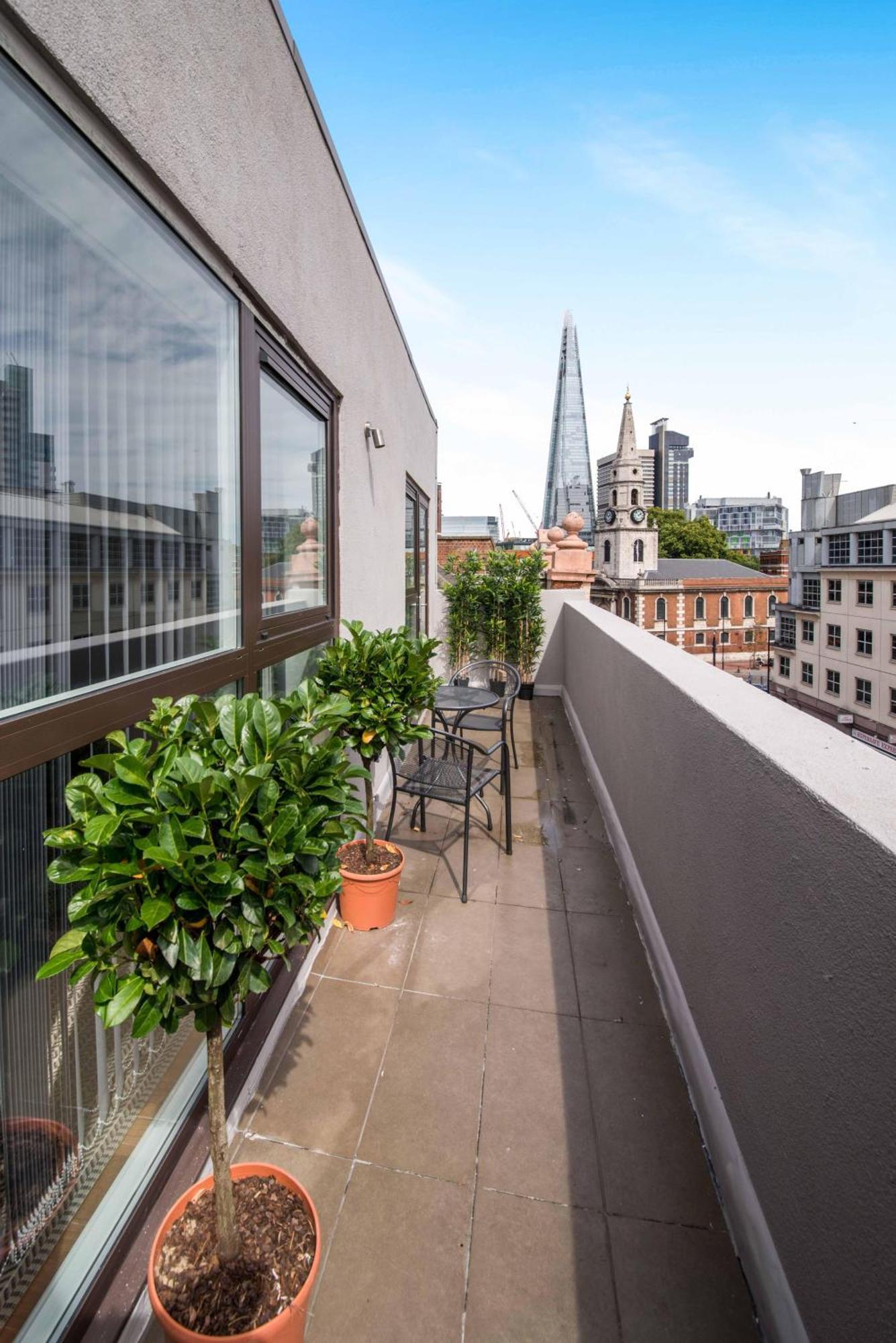 The Borough Collection Near Bridge And Borough Market - By Short Stories