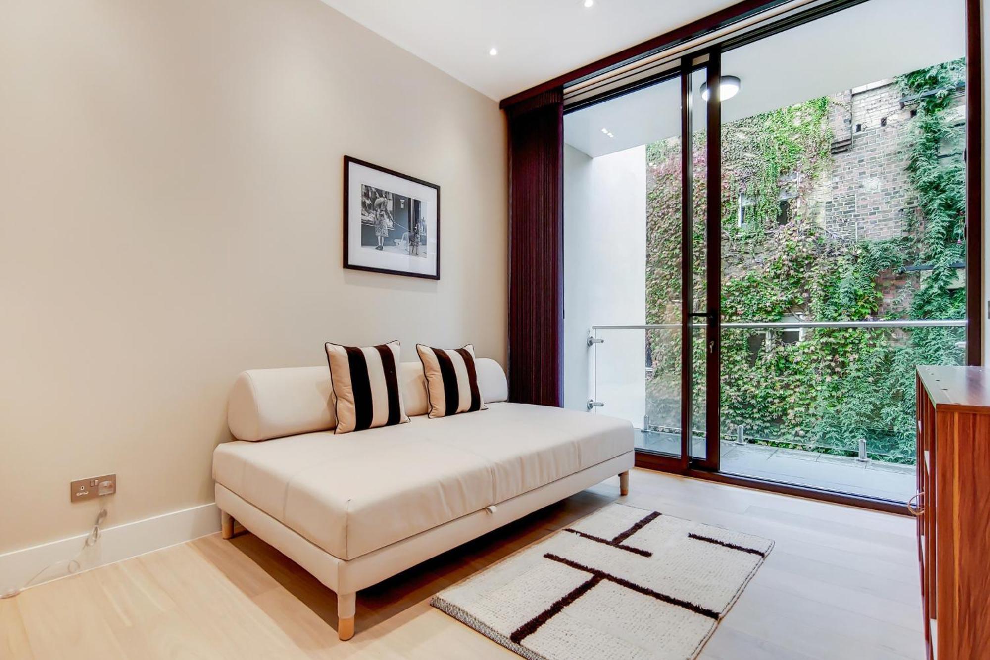 The Borough Collection Near Bridge And Borough Market - By Short Stories * London