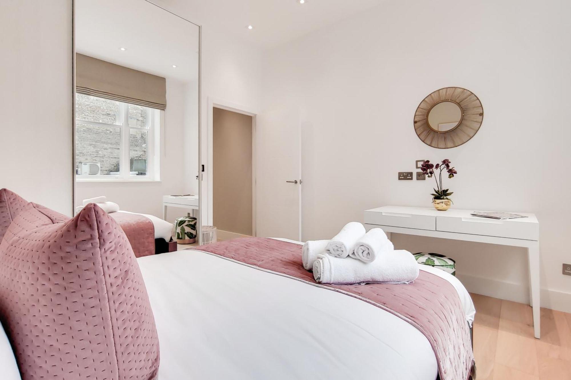 The Borough Collection Near Bridge And Borough Market - By Short Stories London