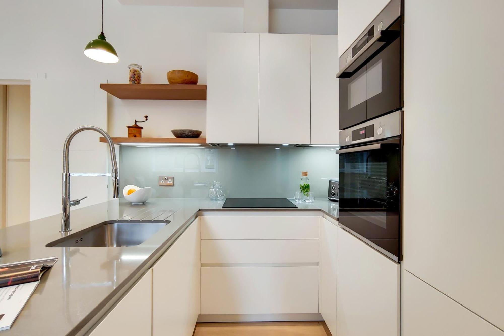 The Borough Collection Near Bridge And Borough Market - By Short Stories * London