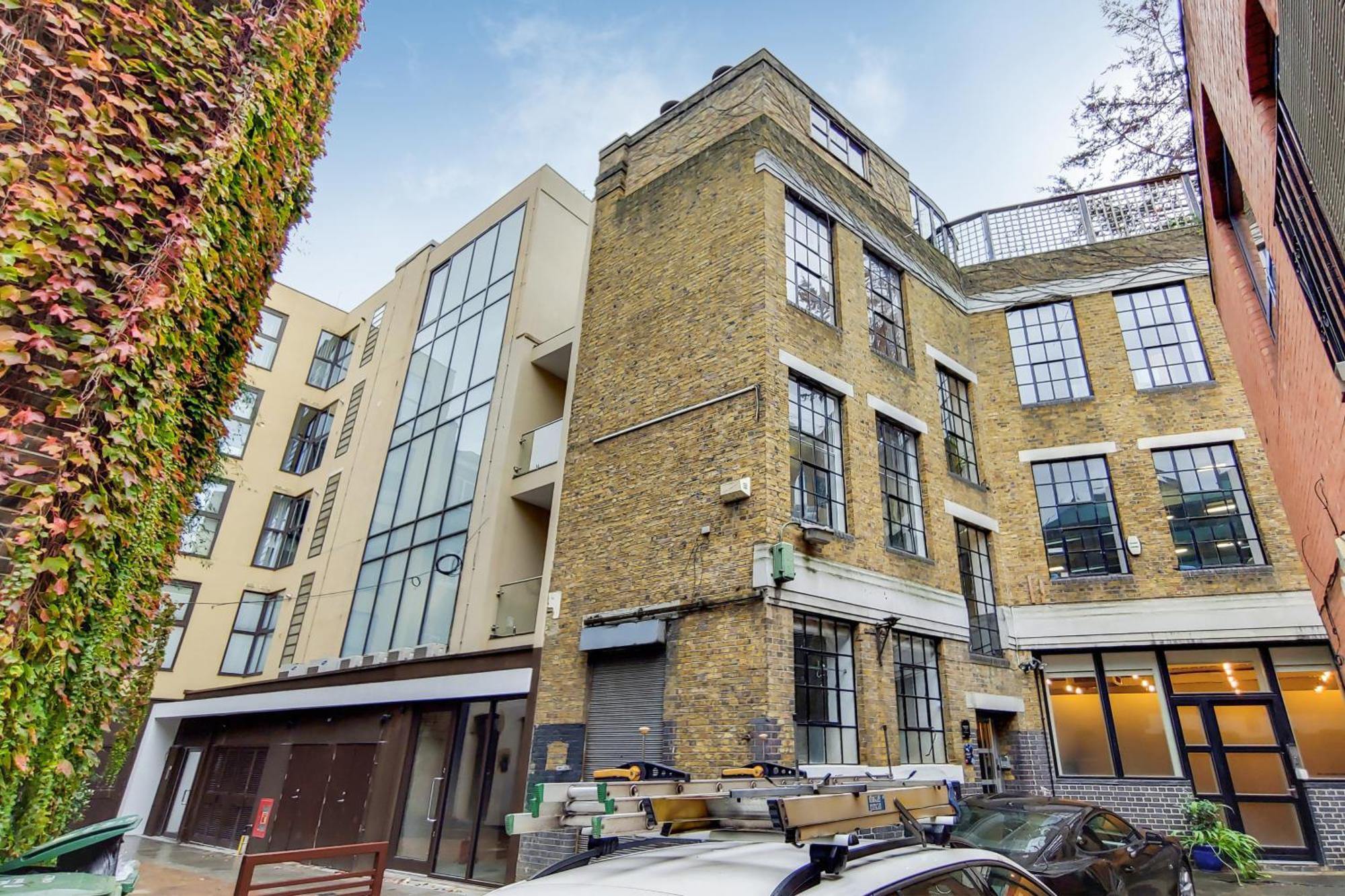 The Borough Collection Near Bridge And Borough Market - By Short Stories *