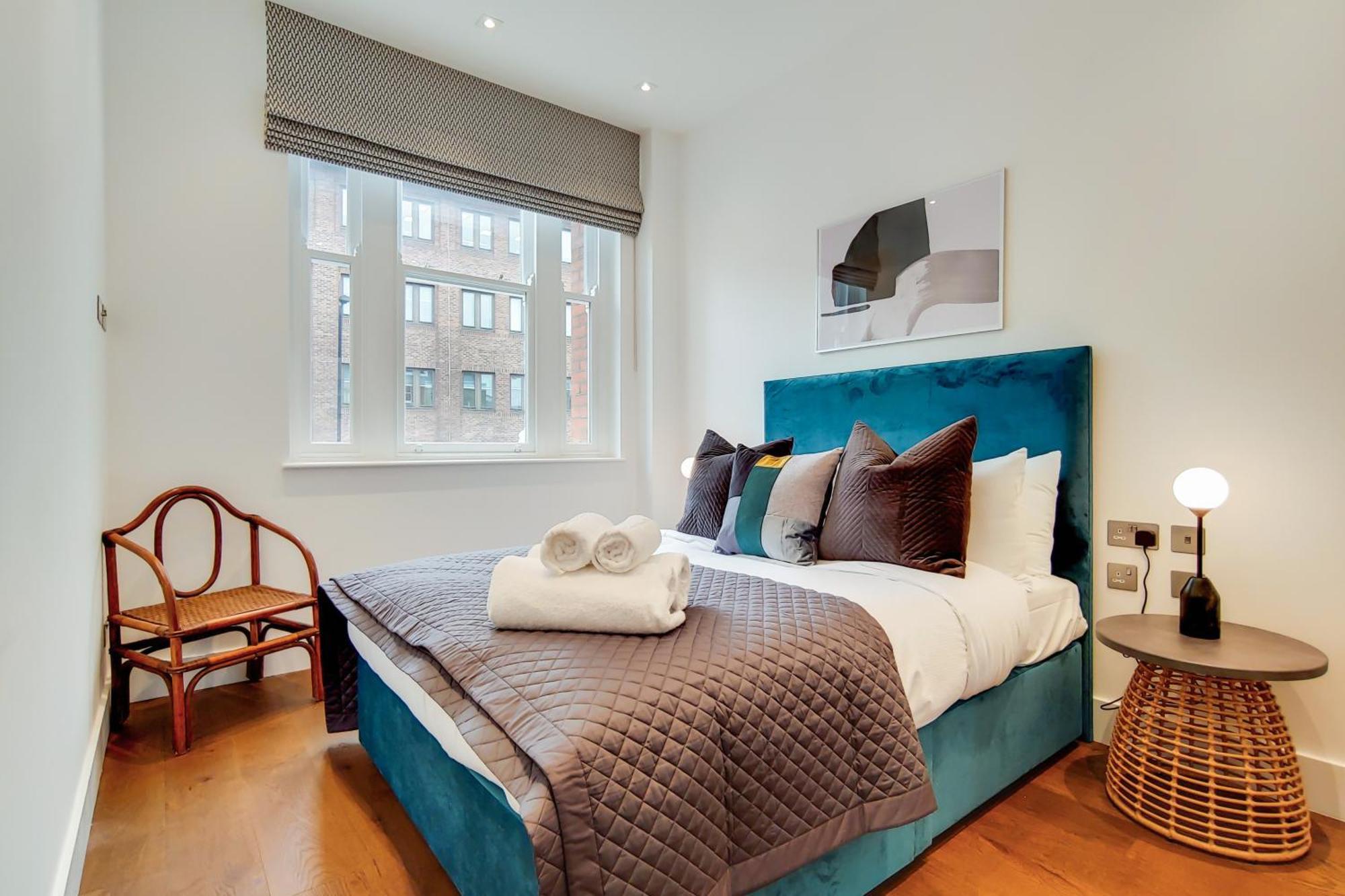 The Borough Collection Near Bridge And Borough Market - By Short Stories London