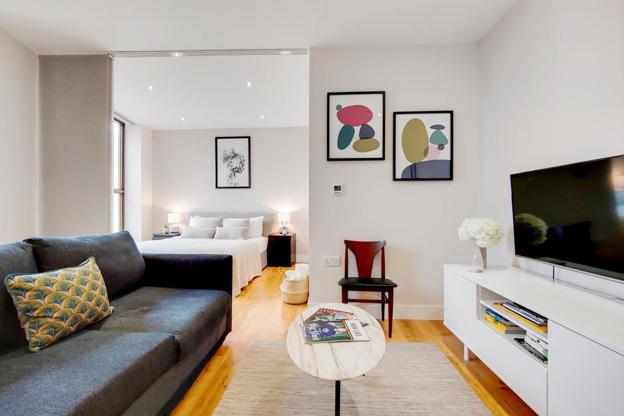 The Borough Collection Near Bridge And Borough Market - By Short Stories London