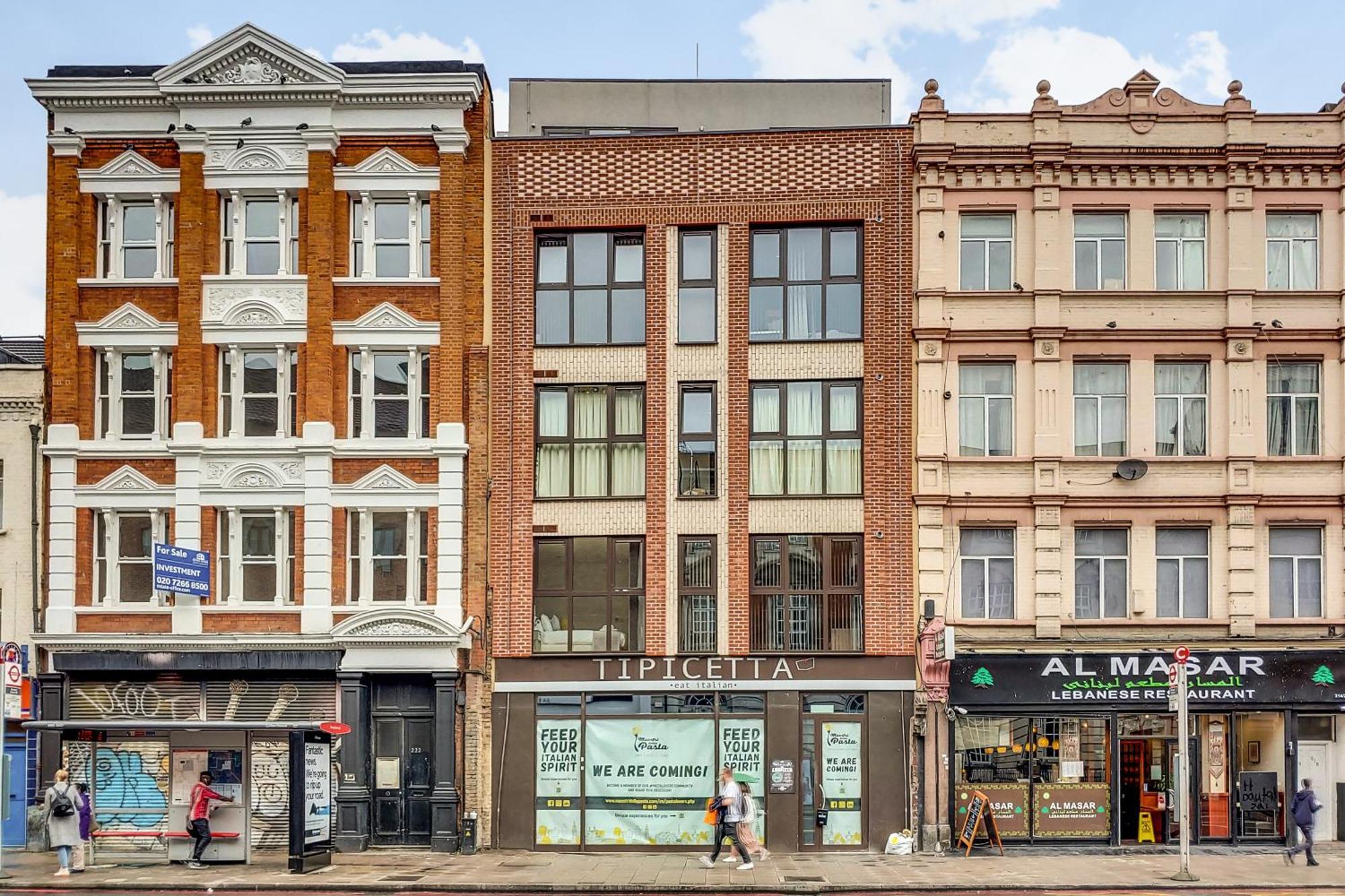 The Borough Collection Near Bridge And Borough Market - By Short Stories